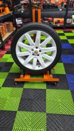 Suporte para limpeza de jantes KERS com rotação 360 graus para lavagem, polimento e manutenção profissional de rodas automóveis.